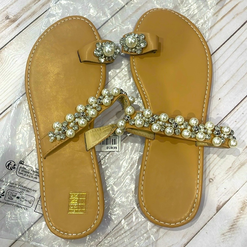 Women’s toe ring pearl and rhinestone sandal